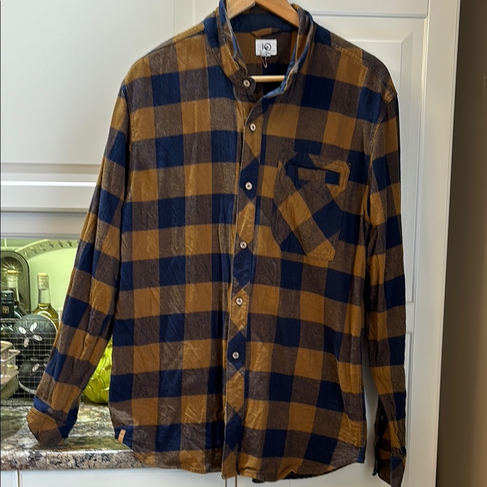 Tentree Blue and Brown Checkered Button-Up Shirt, Size Lg, great condition